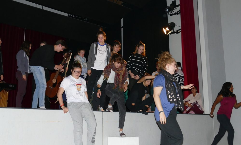 Theaterwoche der beiden 4. Klassen in Vig-nogn, Lumnezia  GR Bild 4